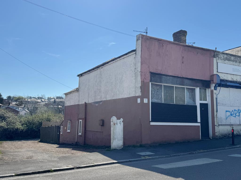 Lot: 92 - FREEHOLD FORMER SHOP WITH LIVING ACCOMMODATION BEHIND AND ABOVE - The Front & Side of the Property Viewed from Monkton Street